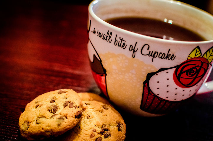 taza de café con cookies de chocolate